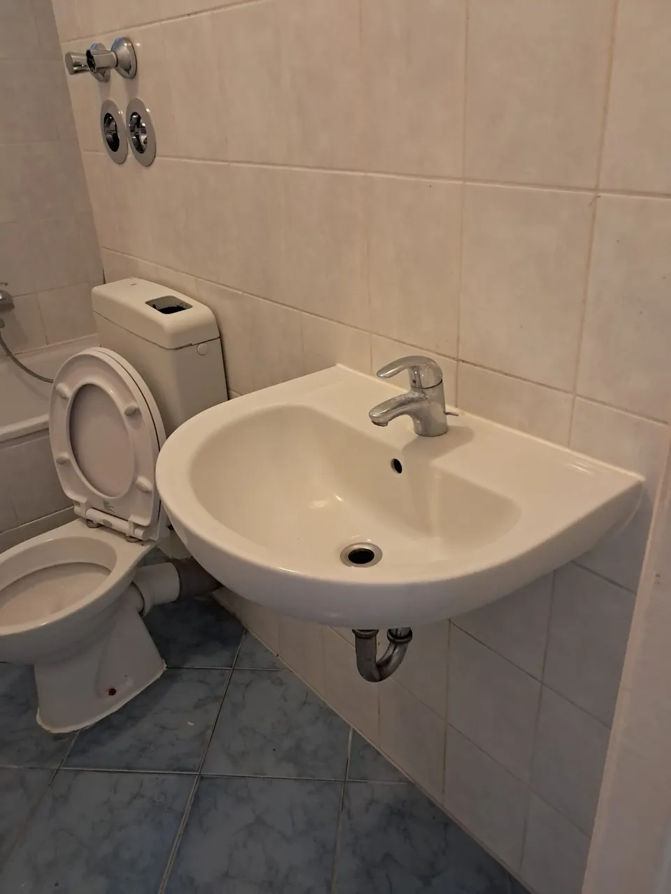 Sauberes Bad mit gereinigtem Waschbecken und WC