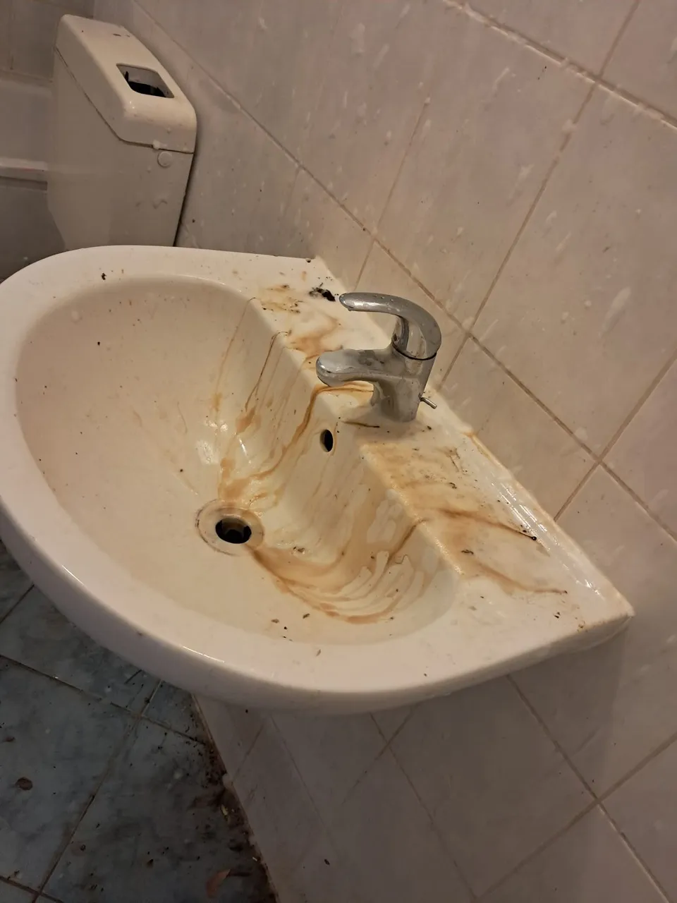 Verschmutztes Waschbecken mit Rostflecken vor der Reinigung