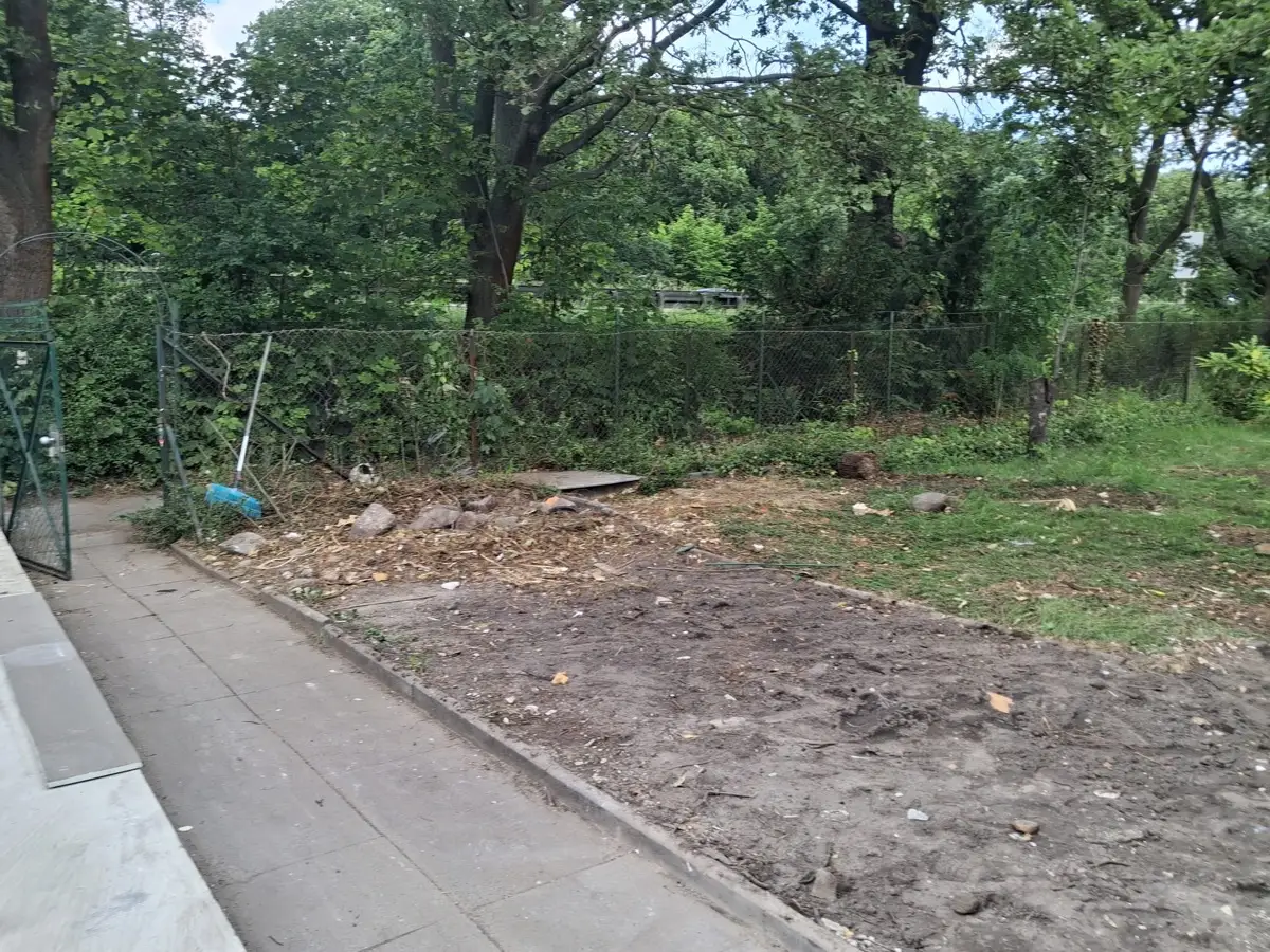 Geräumter, freigelegter Garten nach der Grundstücksräumung
