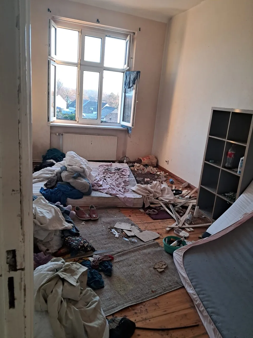 Stark vermülltes Zimmer vor der Wohnungsauflösung